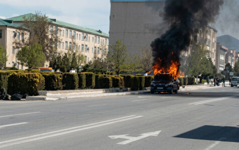 Avtomobilini yandıran sərxoş sürücü saxlanıldı – VİDEO