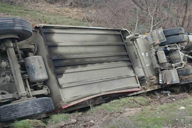 Bakı-Şamaxı avtomobil yolunda yük avtomobili aşdı