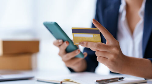 Bankların yeni kredit oyunu: pulu müştərilərə belə satır