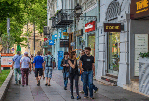 Gürcüstana getmək istəyənlərə xoş xəbər 26 Lively street scene in Tbilisi