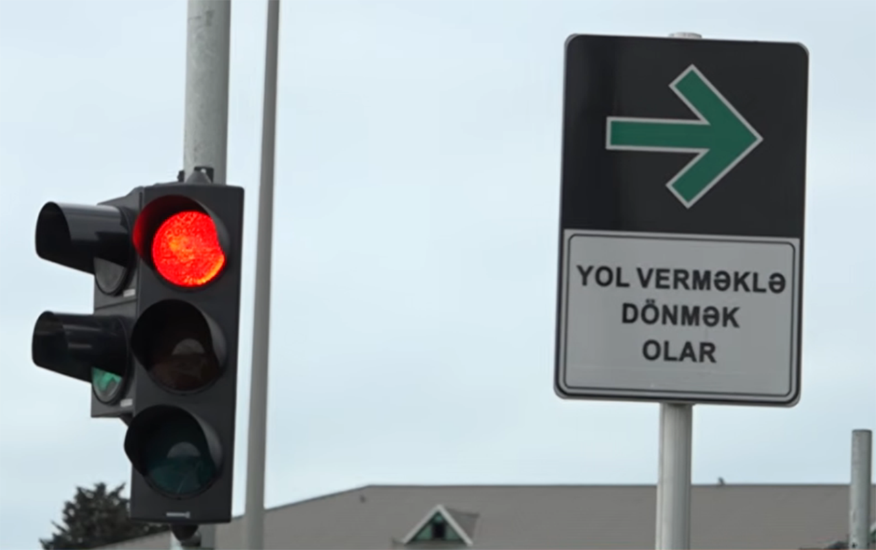 Sürücüləri çaşbaş salan nişan: burada "qırmızı"da keçmək olar – VİDEO 1 Screenshot 2026 04 09 210603 1