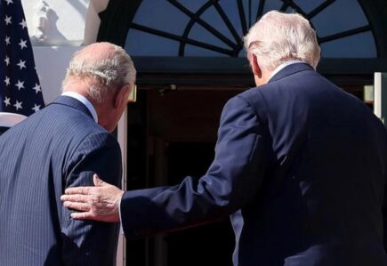 Tramp kralla görüşdə protokol qaydalarını pozdu – VİDEO