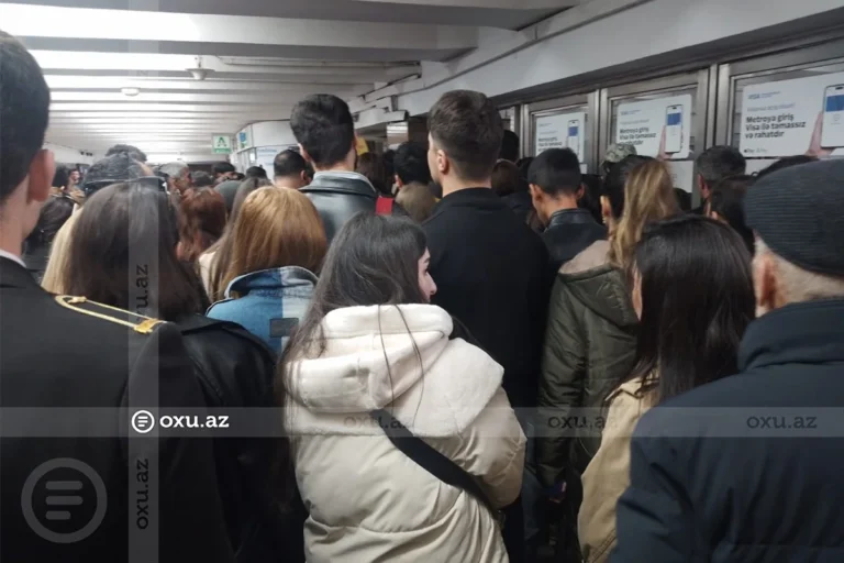 Səhər saatlarında Bakı metrosunda sıxlıq - FOTOLAR