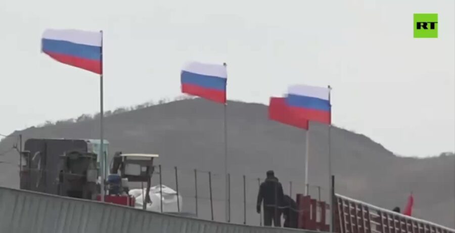 Bölgədə Rusiya bayrağı qaldırıldı: Ərazinin müstəqilliyi tanınır