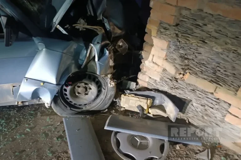Tovuzda avtomobil divara çırpıldı: xəsarət alanlar var - FOTOLAR