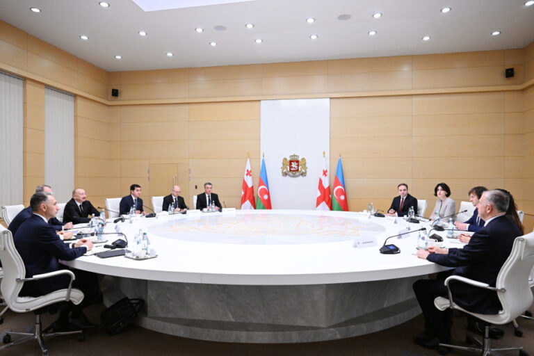 İlham Əliyevin İrakli Kobaxidze ilə geniş tərkibdə görüşü oldu - FOTOLAR