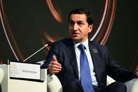 Azərbaycan qlobal müzakirələr üçün mühüm platformadır – Hikmət Hacıyev