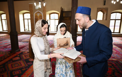 Leyla və Arzu Əliyevalar Xan məscidində – FOTOLAR