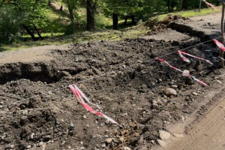 6 kəndi birləşdirən yolda torpaq sürüşməsi… – FOTOLAR