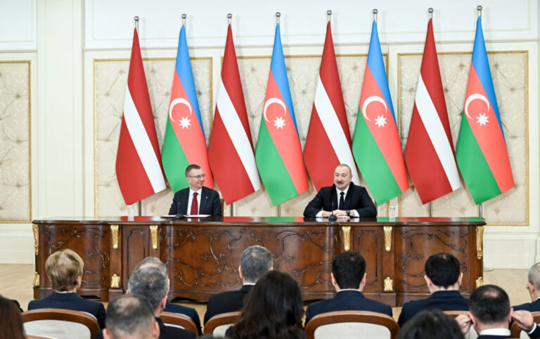 İlham Əliyev və Edqars Rinkeviçs mətbuata bəyanatla çıxış etdilər - FOTOLAR