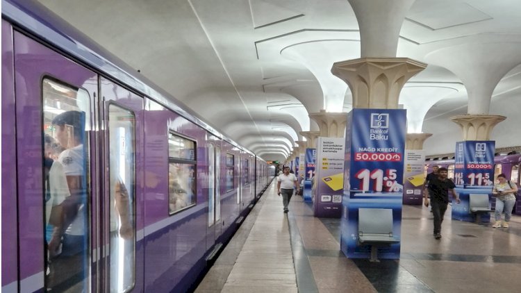 Bakı metrosu reklam paylaşdı, "gözə gəldi" - VİDEO