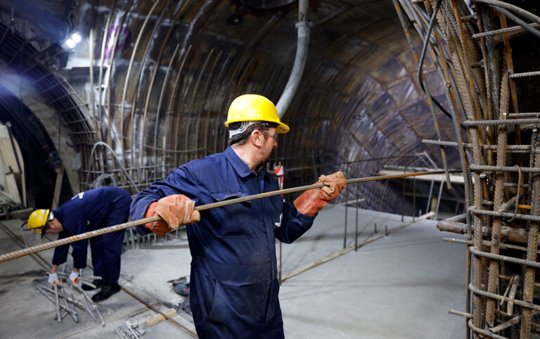 Metroda yeni piyada keçidi inşa olunur