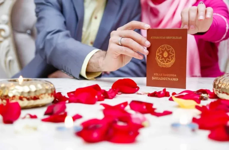 Azərbaycanda 18 kişi arvadının soyadını götürdü
