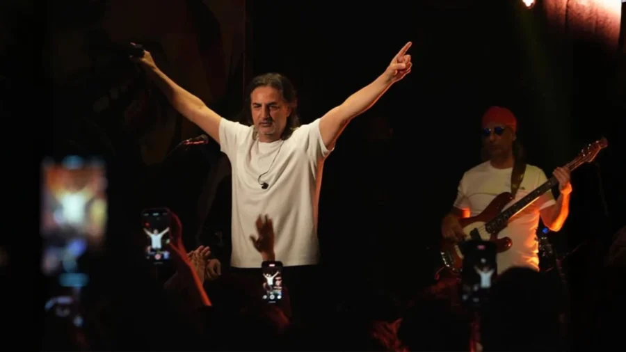 Türk müğənninin Bakıdakı hərəkəti narazılıq yaratdı: gerçək başqa imiş… – VİDEO