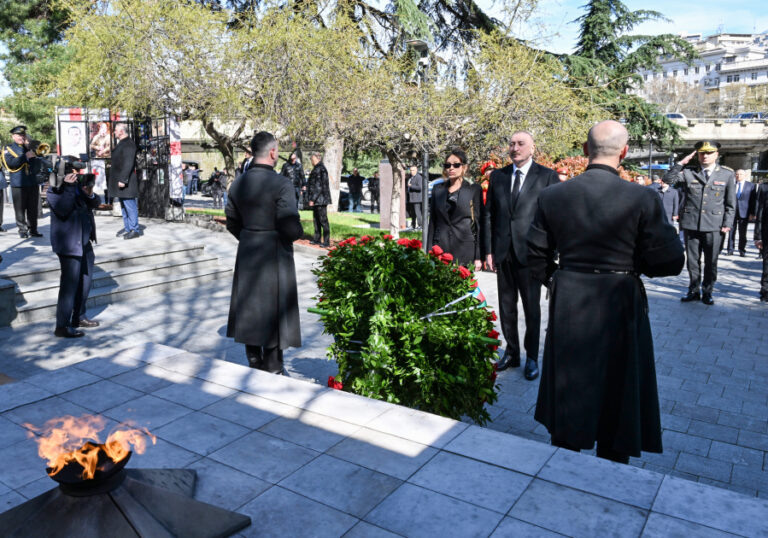İlham Əliyev Tbilisidə Qəhrəmanlar Memorialını ziyarət etdi - FOTOLAR