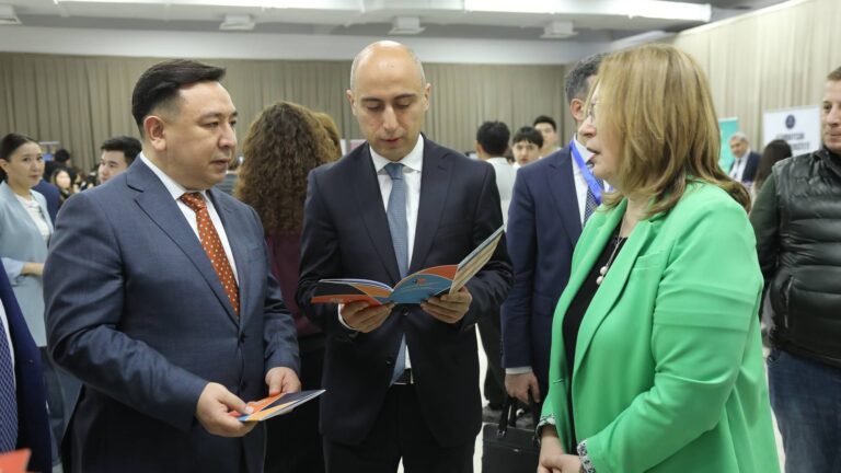 Emin Əmrullayev Qazaxıstanda təhsil sərgisi ilə tanış oldu - FOTOLAR