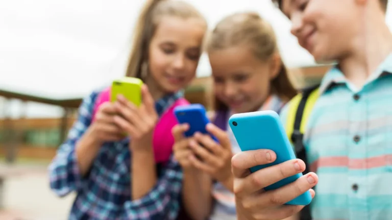 Məktəblərdə telefon müzakirəsinə son qoyan həmlə