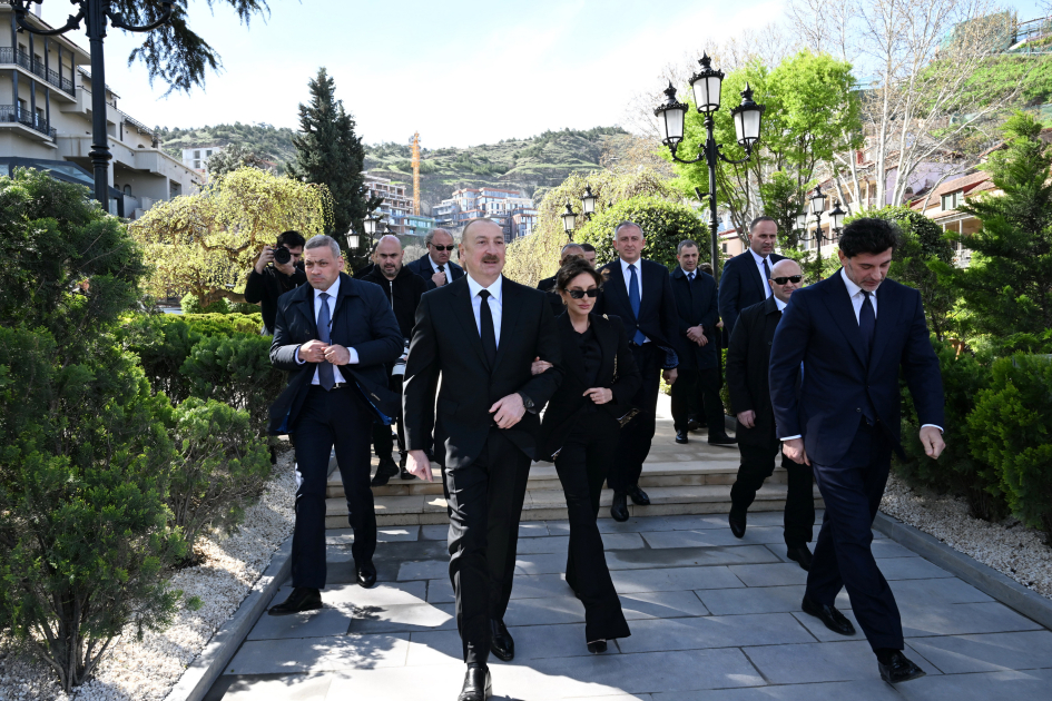 Prezident Tbilisidə Heydər Əliyevin abidəsini ziyarət etdi - FOTOLAR 5 tg 4
