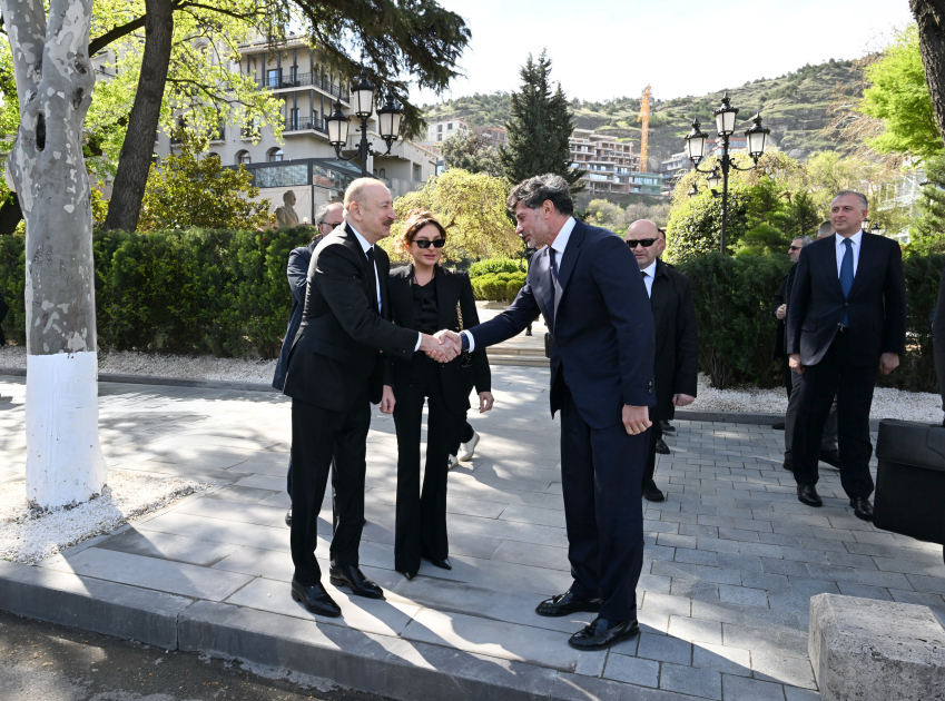 Prezident Tbilisidə Heydər Əliyevin abidəsini ziyarət etdi - FOTOLAR 6 tg 5