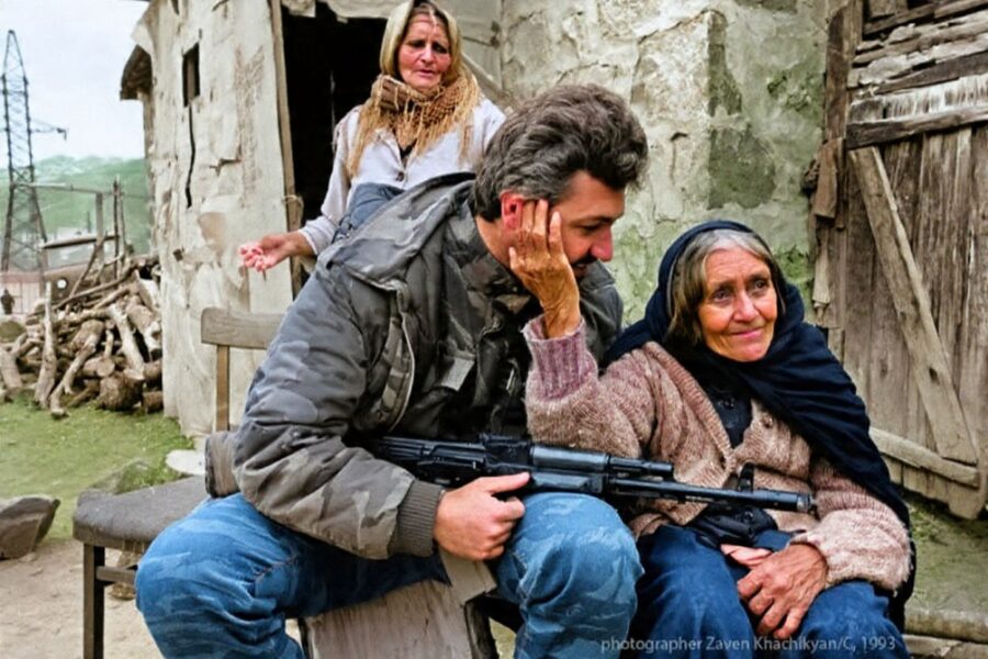 Azərbaycanlı qadın erməni əsgəri sığallayır – Bir FOTONUN gerçəkləri