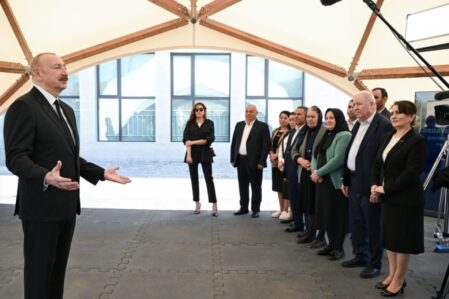 Prezident və xanımı Şükürbəyliyə köçən sakinlərlə görüşdü – FOTO/YENİLƏNİB