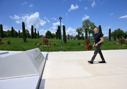 İlham Əliyev Zəfər tağının önündə – FOTOLAR