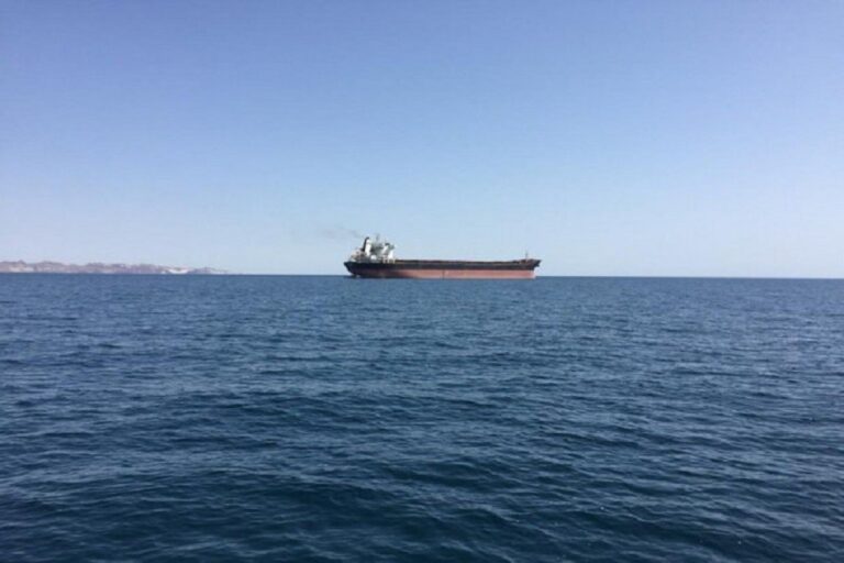 Hörmüz boğazında 4 gəmi atəşə tutuldu