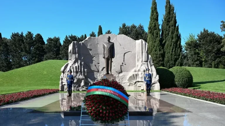 Rəsmilər Heydər Əliyevin məzarı önündə - FOTOLAR
