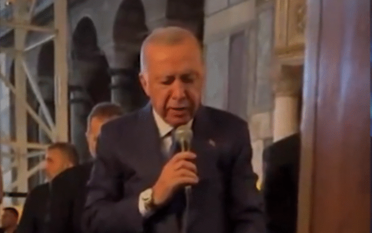 Ərdoğan Ayasofyada Quran oxudu - Video