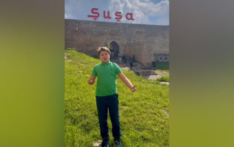 Səfirin oğlu Şuşada azərbaycanca mahnı oxudu – VİDEO