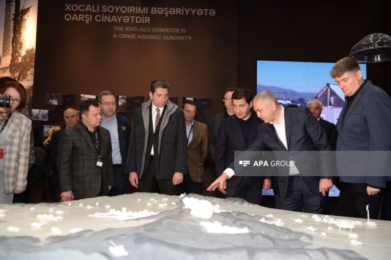 Diplomatik korpusun nümayəndələri Xocalı Soyqırımı Memorialında - FOTOLAR