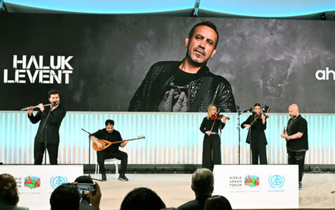 Türkiyənin məşhur müğənnisi WUF13-də konsert verdi – FOTOLAR