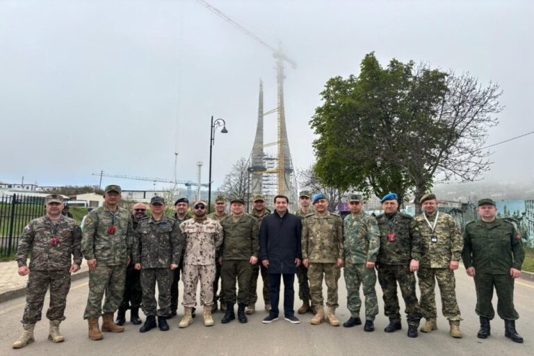 Hikmət Hacıyev hərbi attaşelərlə Şuşadan foto paylaşdı