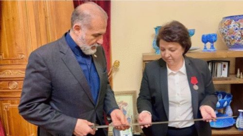 Rusiyalı deputatdan Cəlaliyə ilginc hədiyyə – FOTO