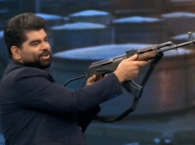 İrandan şok təxribat: Canlı yayımda BƏƏ bayrağına atəş açıldı – VİDEO