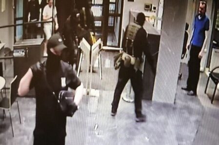 Silahlı maskalılar “Moskovski Komsomolets”in binasına basqın etdi – FOTO