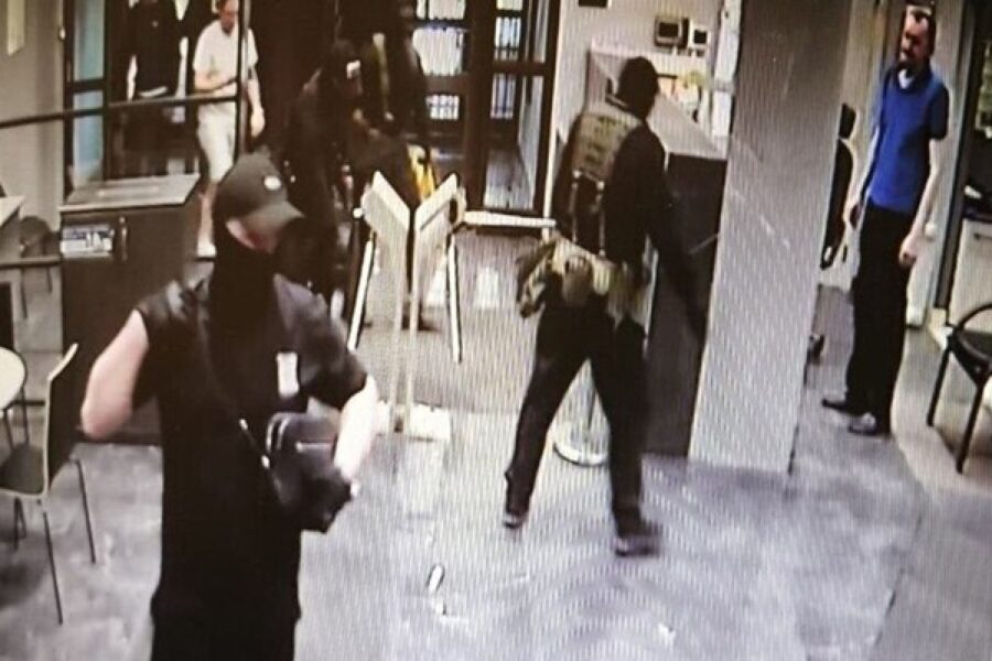 Silahlı maskalılar “Moskovski Komsomolets”in binasına basqın etdi – FOTO