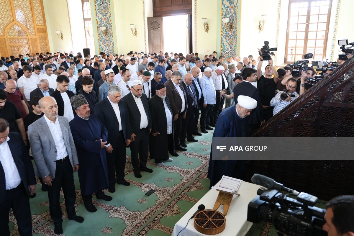 Bakıda Şeyxin imamətliyi ilə bayram namazı qılındı - FOTOLAR 8 namaz