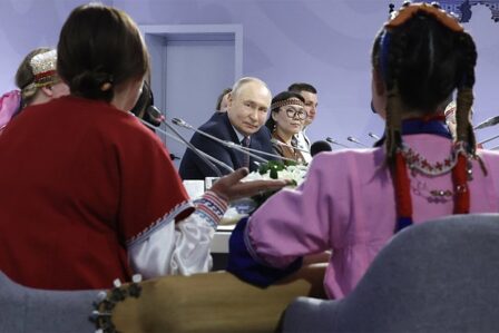 Qadın Putinin sualını səhv anladı – Gülüş doğuran anlar