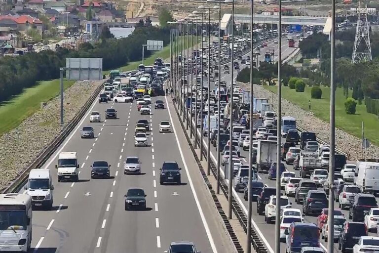 Aeroport yolunda qəza: sıxlıq yarandı