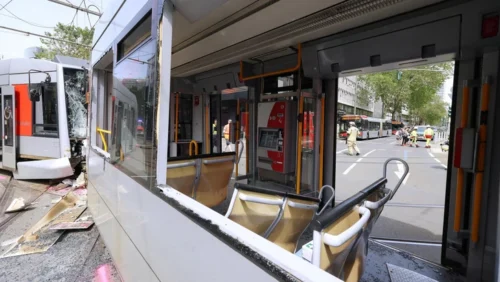 Bu ölkədə tramvay relsdən çıxdı: Onlarla yaralı var…