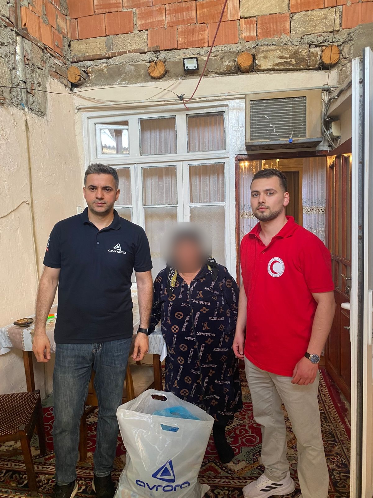 “Avrora Qrup” aztəminatlı ailələrə bayram sovqatı çatdırdı - FOTOLAR 2 yardim 1