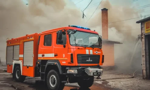 Sumqayıtda çoxmərtəbəli binada yanğın: sakinlər təxliyə edildi