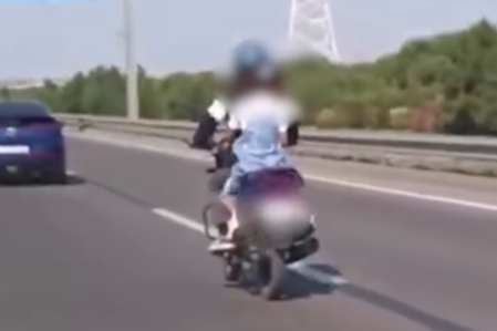 Övladını təhlükəli şəkildə daşıyan motosiklet sürücüsü saxlanıldı
