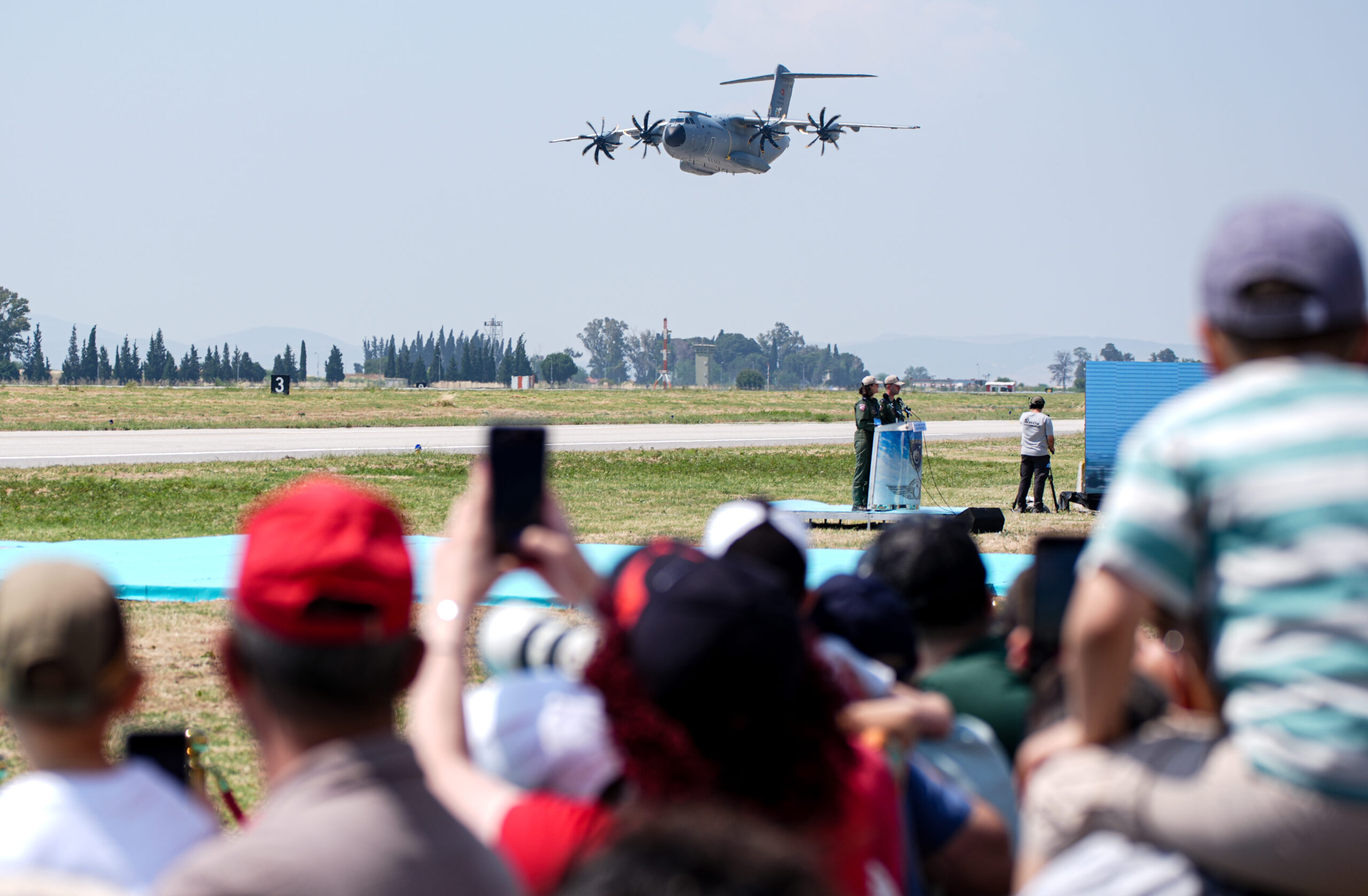 AA 20260606 41596955 41596938 IZMIRDE DUZENLENEN GENCLIK VE HAVACILIK FESTIVALINDE ASKERI HAVA ARACLARI GECIS YAPTI scaled