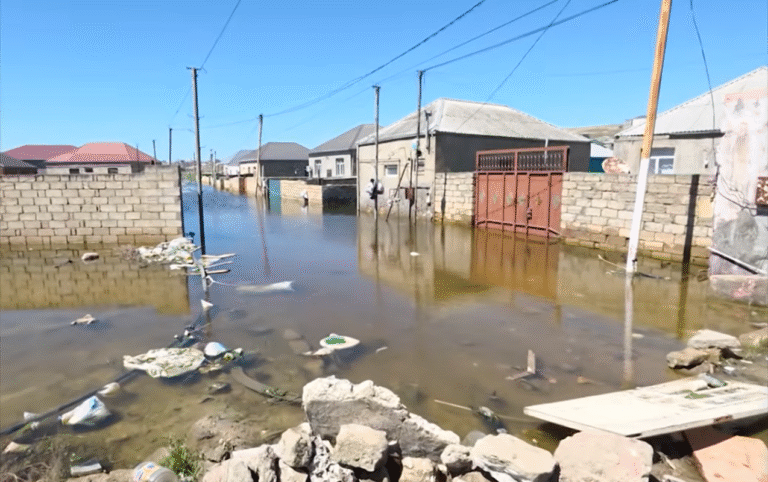 Digah qəsəbəsində gölün bəndi yarıldı, evləri su basdı – VİDEO