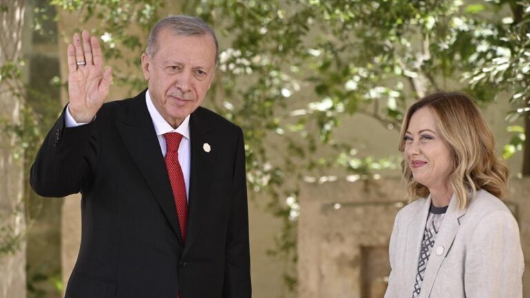 Ərdoğan məcbur etdi, Meloni razılaşdı: siqaret məsələsi - VİDEO
