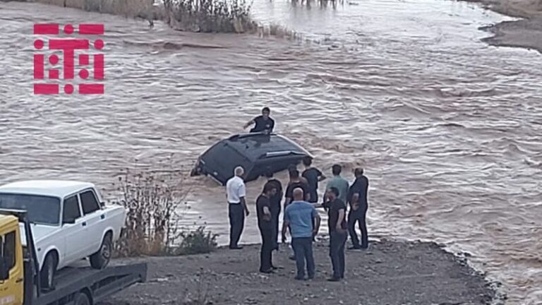 Xaçınçaya gələn seldə maşın batdı – FOTOLAR