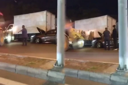 Paytaxtda QƏZA: minik avtomobili “KamAZ”a çırpıldı – VİDEO