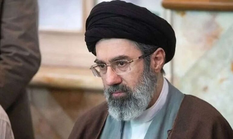Xamenei xalqa müraciət etdi: "İran buna boyun əyməyəcək"
